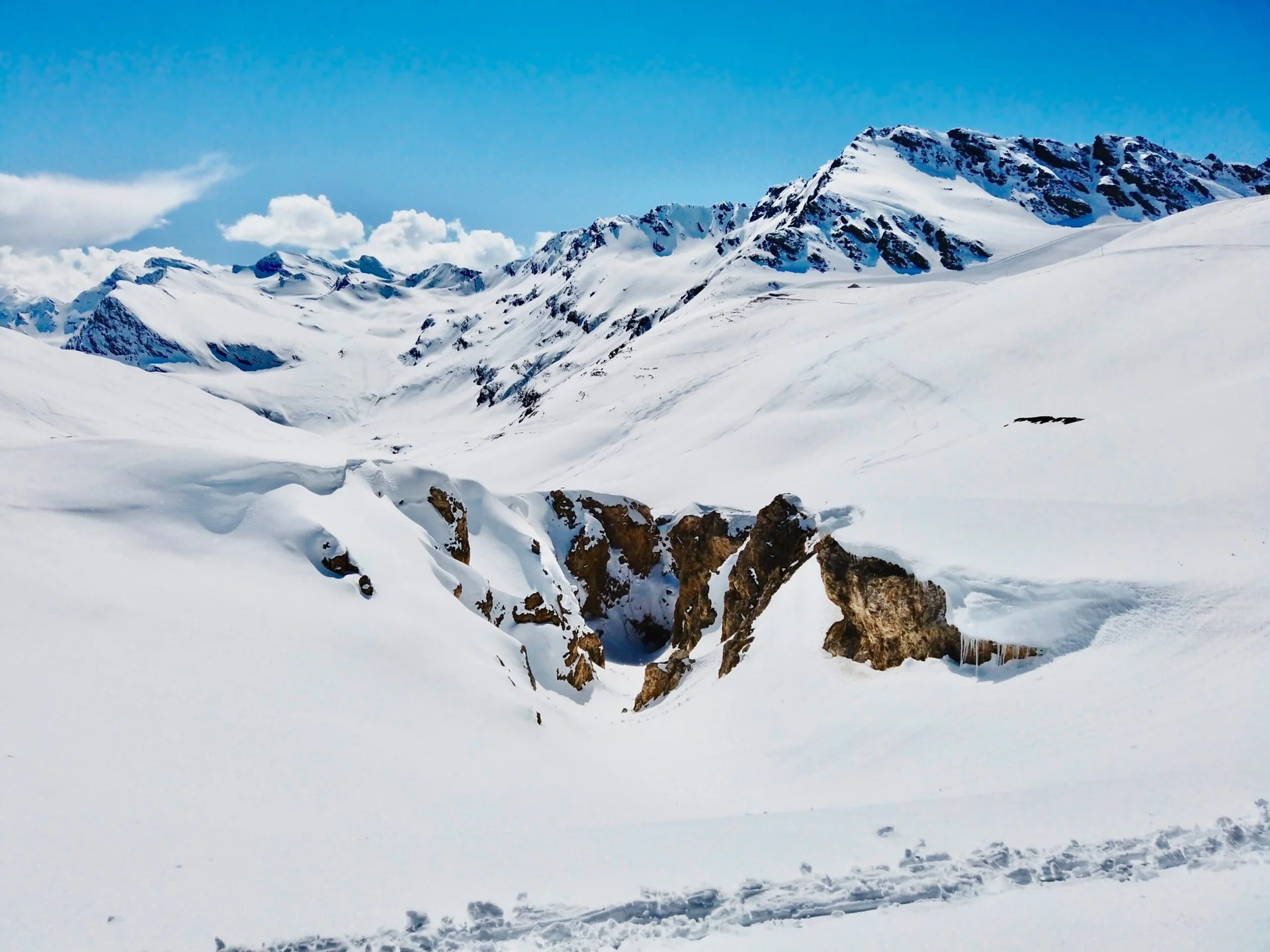 Spring skiing on sunny Val d'Isère slopes